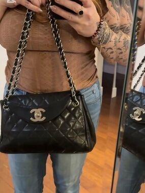 CHANEL Black Quilted Shoulder Bag with Chain-Strap